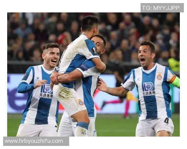 镜头捕捉：欧联赛场小动作引发热议